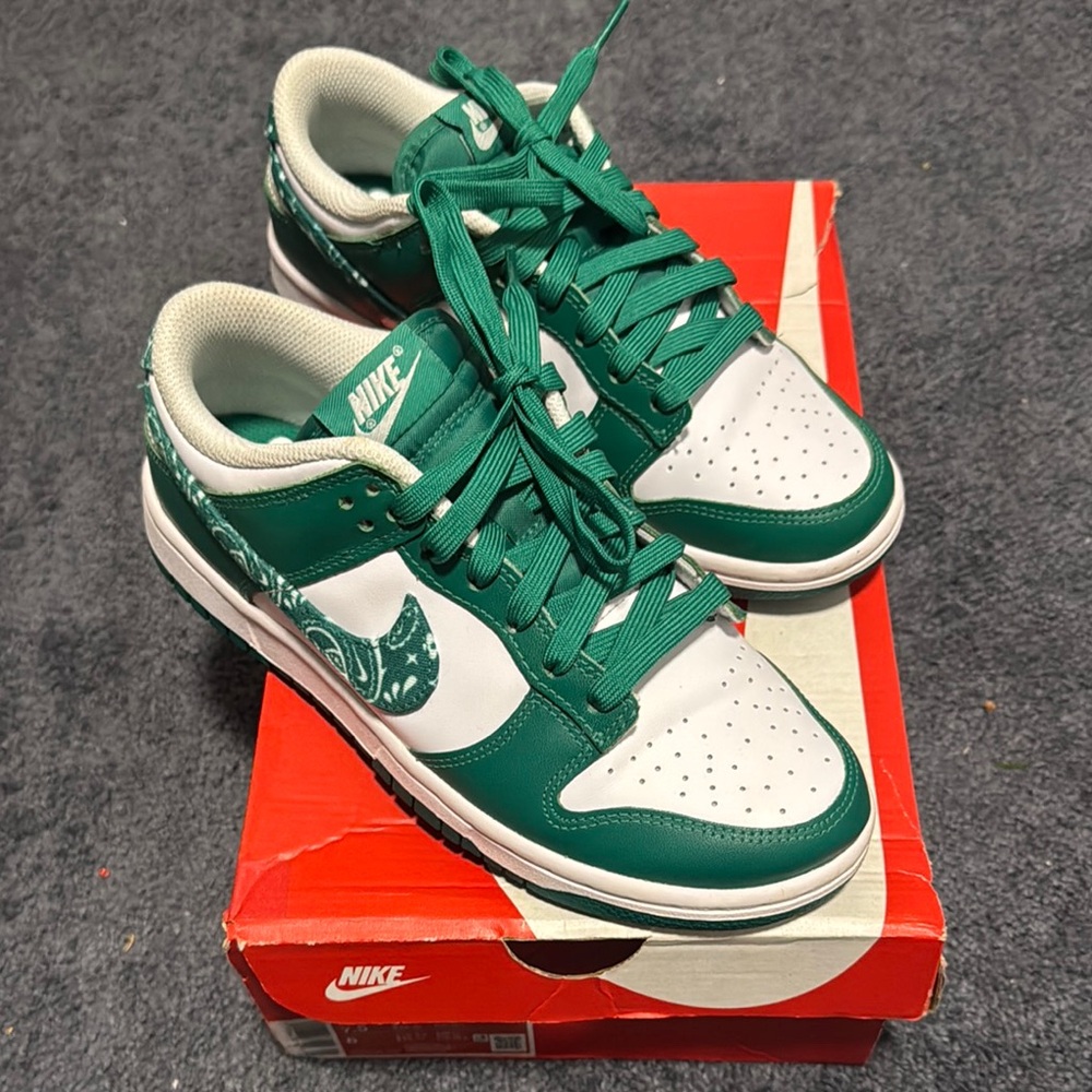 Nike Low-Top Sneakers in Green and White